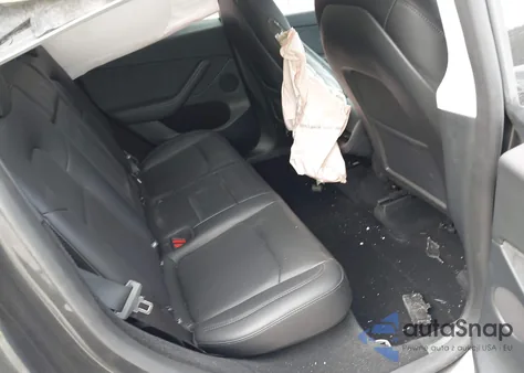 2025 Tesla Model Y Long Range Dual Motor All-Wheel Drive z USA, uszkodzony, nr VIN 7SAYGDED4SF257882